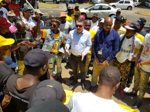 Commissioner André Gaum addressing protestors at Hoërskool Overvaal